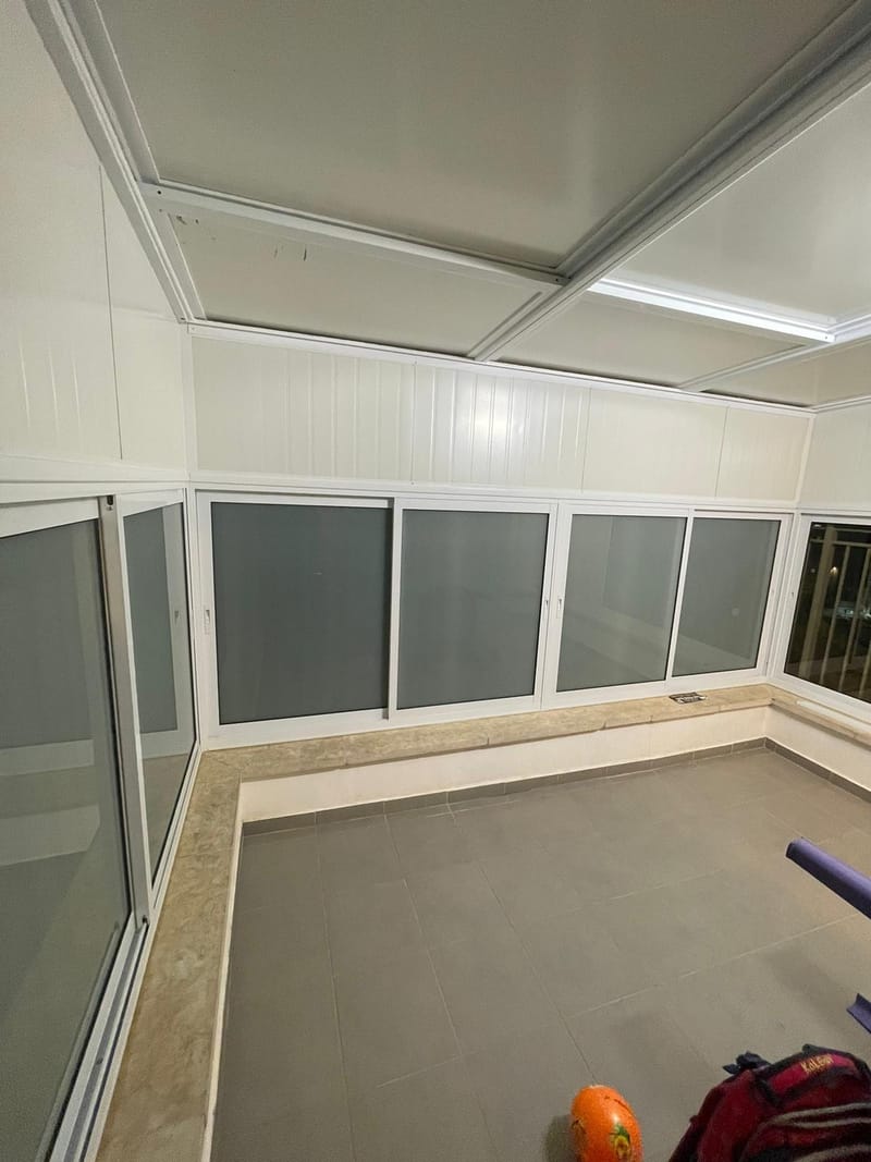 גגות הזזה מאלומיניום בשילוב פנל מבודד