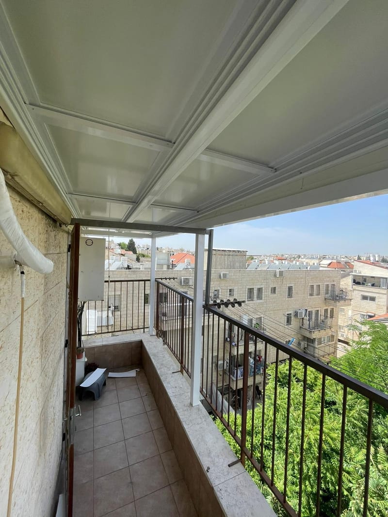 גגות הזזה מאלומיניום בשילוב פנל מבודד