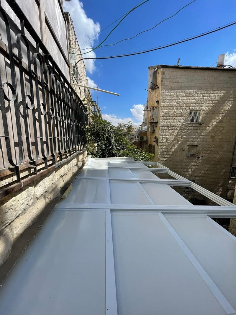 גגות הזזה מאלומיניום בשילוב פנל מבודד