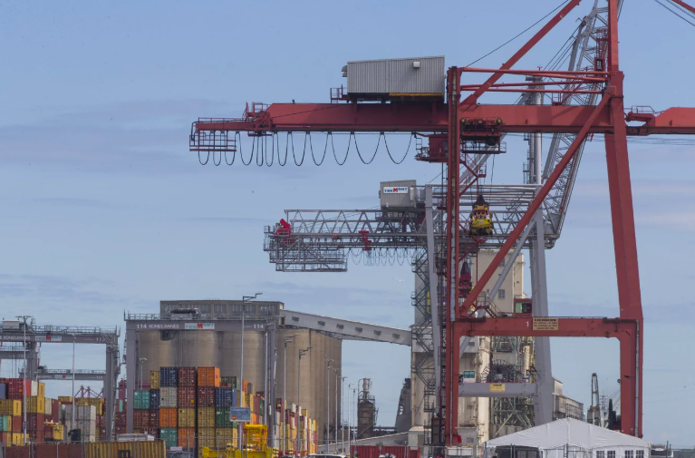 Le 12 février 2026- Port de Montréal, carrefour des enjeux économiques et climatiquesLe transport maritime est un secteur où efficacité économique et performance environnementale convergent. - Le Devoir section idées -  Claude Comtois