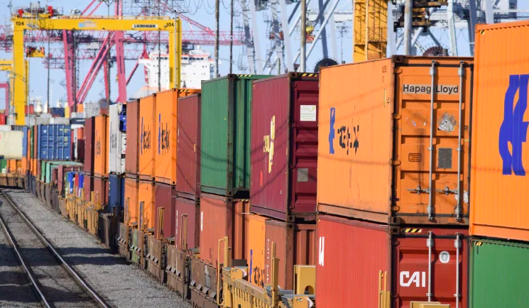 Mark Carney évoque l’autorisation imminente du projet de port à Contrecœur - Le Devoir le 26 août 2025