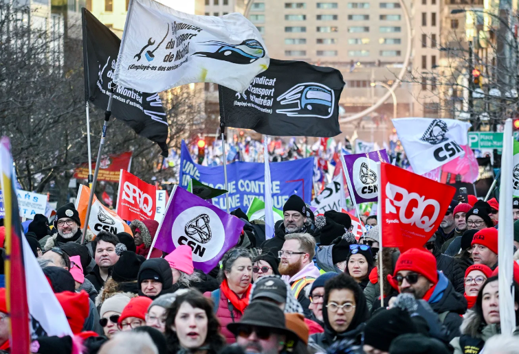 Le 29 novembre 2025 - Le Devoir - Des syndicats et groupes communautaires réunis pour une manifestation à Montréal
