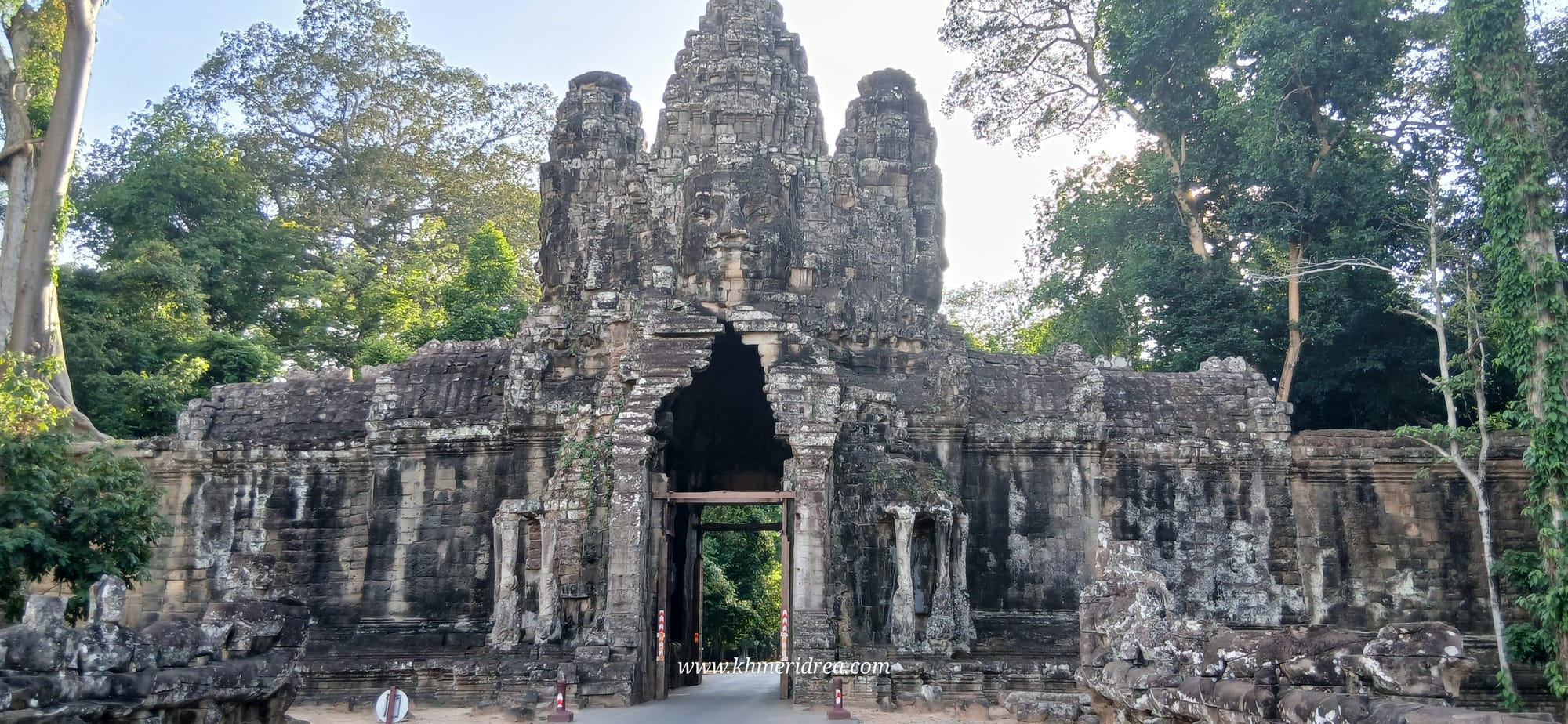 Angkor Thom ( Bayon Temple )