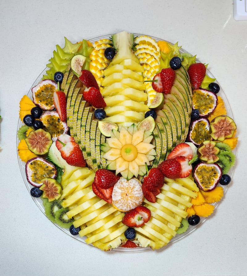 מגשי אירוח ופירות פרימיום: כך תשדרגו את האירוע או הישיבה הבאה