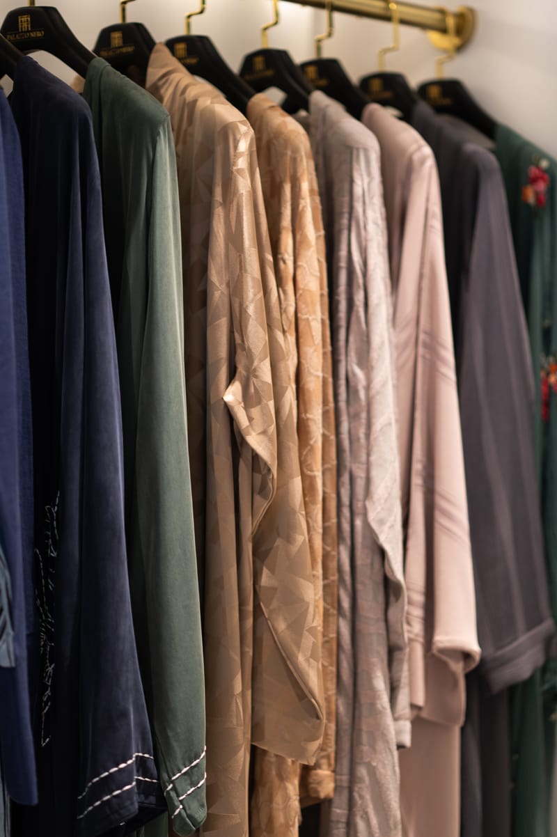 مشروع عبايات ناجح 2025: أسرار الربح من تصميم وبيع العبايات في السعودية