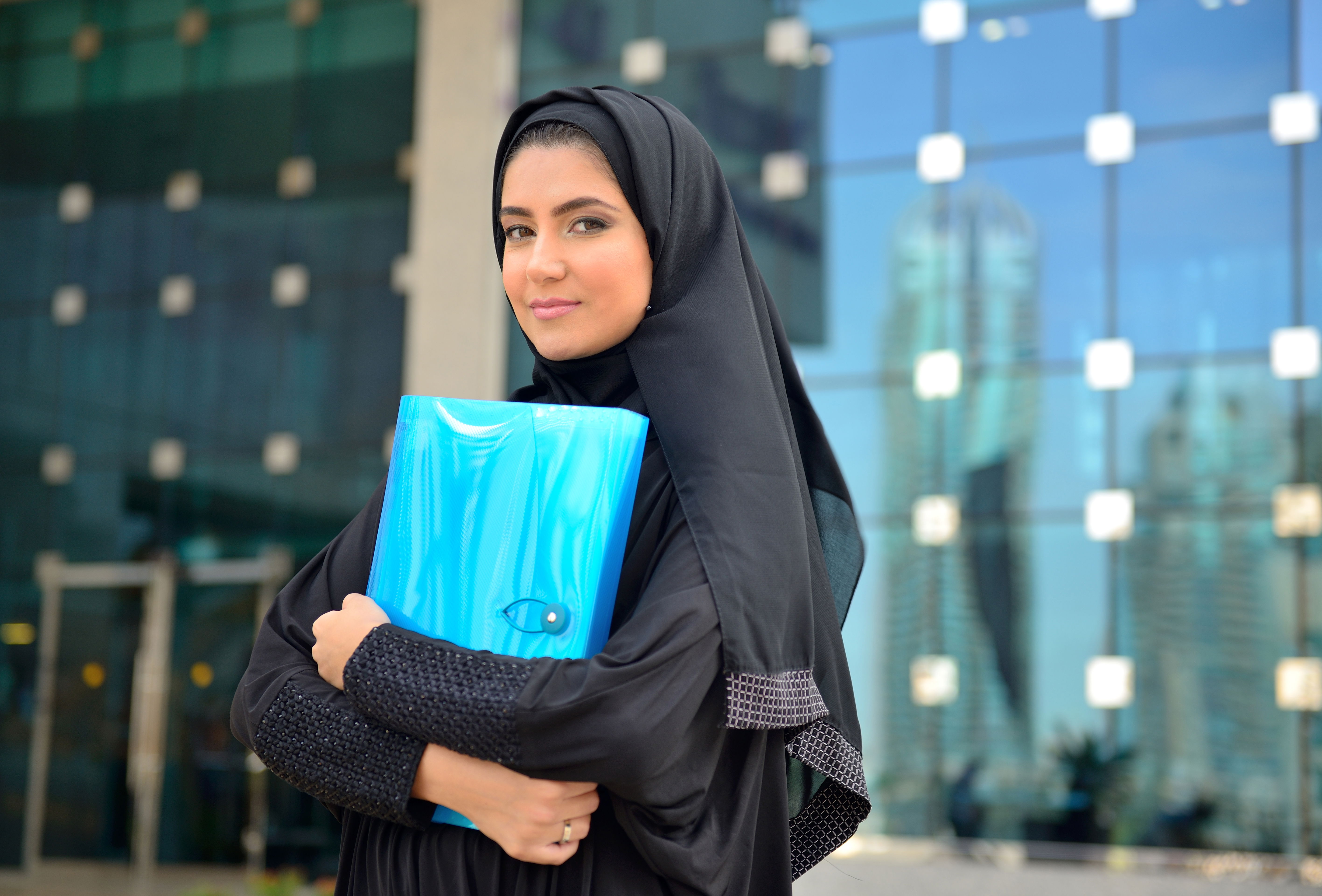 سيدة اعمال تملك مشروع عبايات