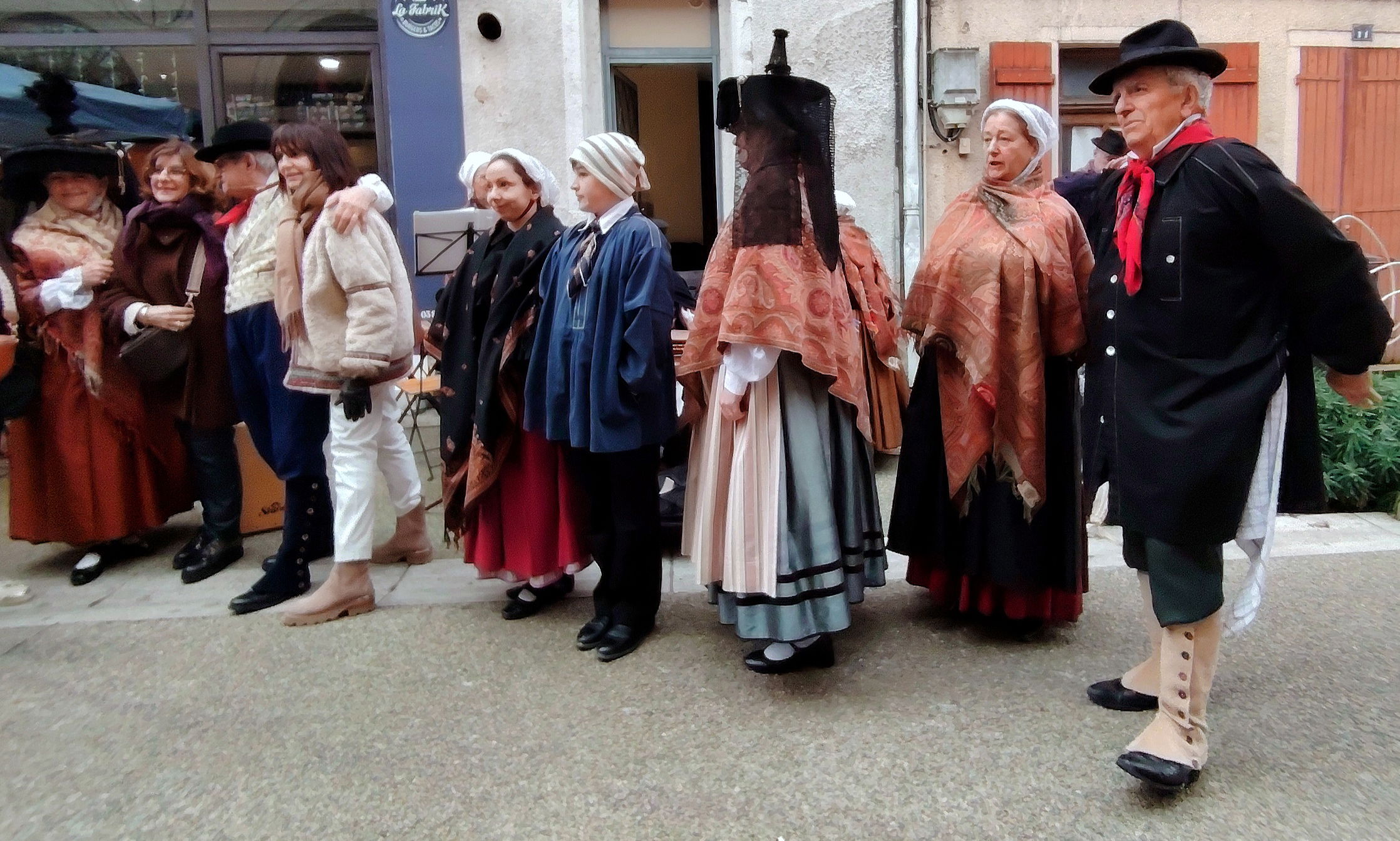 Danses traditionnelles en attendant l'ouverture du marché