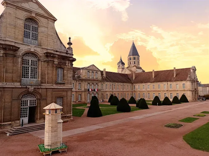 L'abbaye de Cluny au coucher du soleil