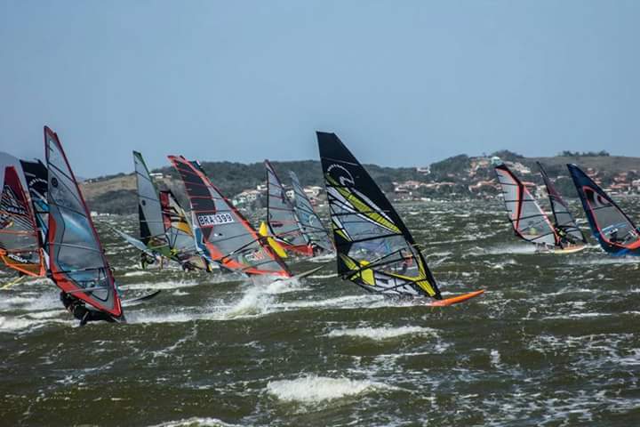 Aluguel de vaga de windsurf, sup, caiaque ou canoa