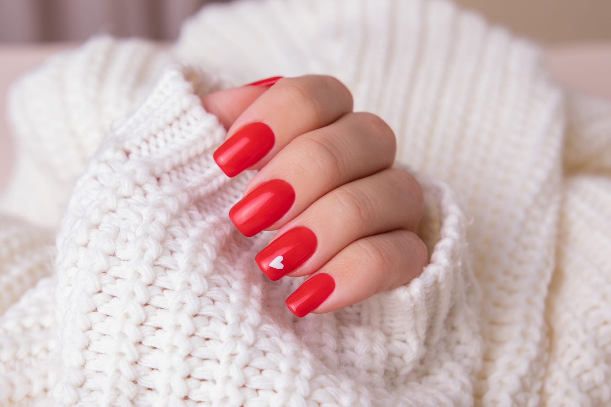 FÊTE DES MERES - MANUCURE CCOMPLETE TIEDE AVEC POSE DE VERNIS SEMI PERMANENT - 1h15