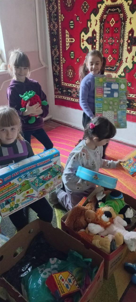 Іграшки привезли дітям у Харкові
