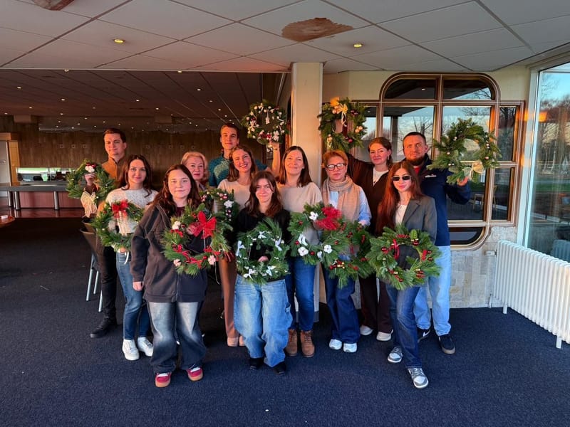 Geslaagde workshop kerstkransen maken