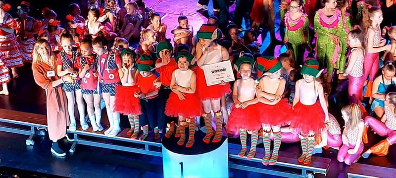Danseressen Sviato Dance doen mee aan de Friendship Cup