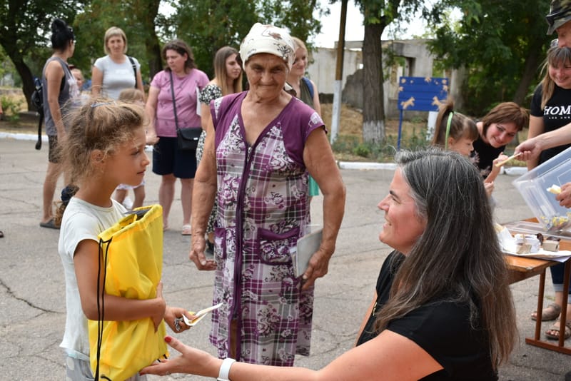 Schoolspullen uitdelen in Snihurivka en Hohorivka