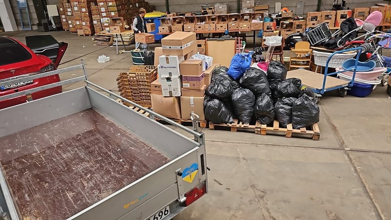 Vrachtwagen brengt spullen naar Kharkiv