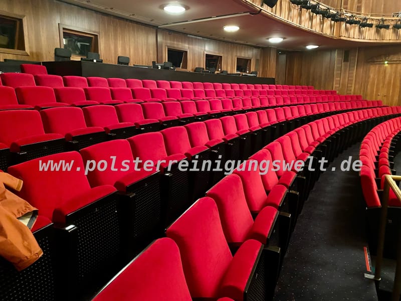 Polsterreinigungswelt im Schauspiel