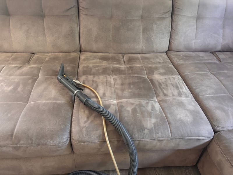 Spätestens nach zwei Jahren sollte eine Polsterreinigung stattfinden.