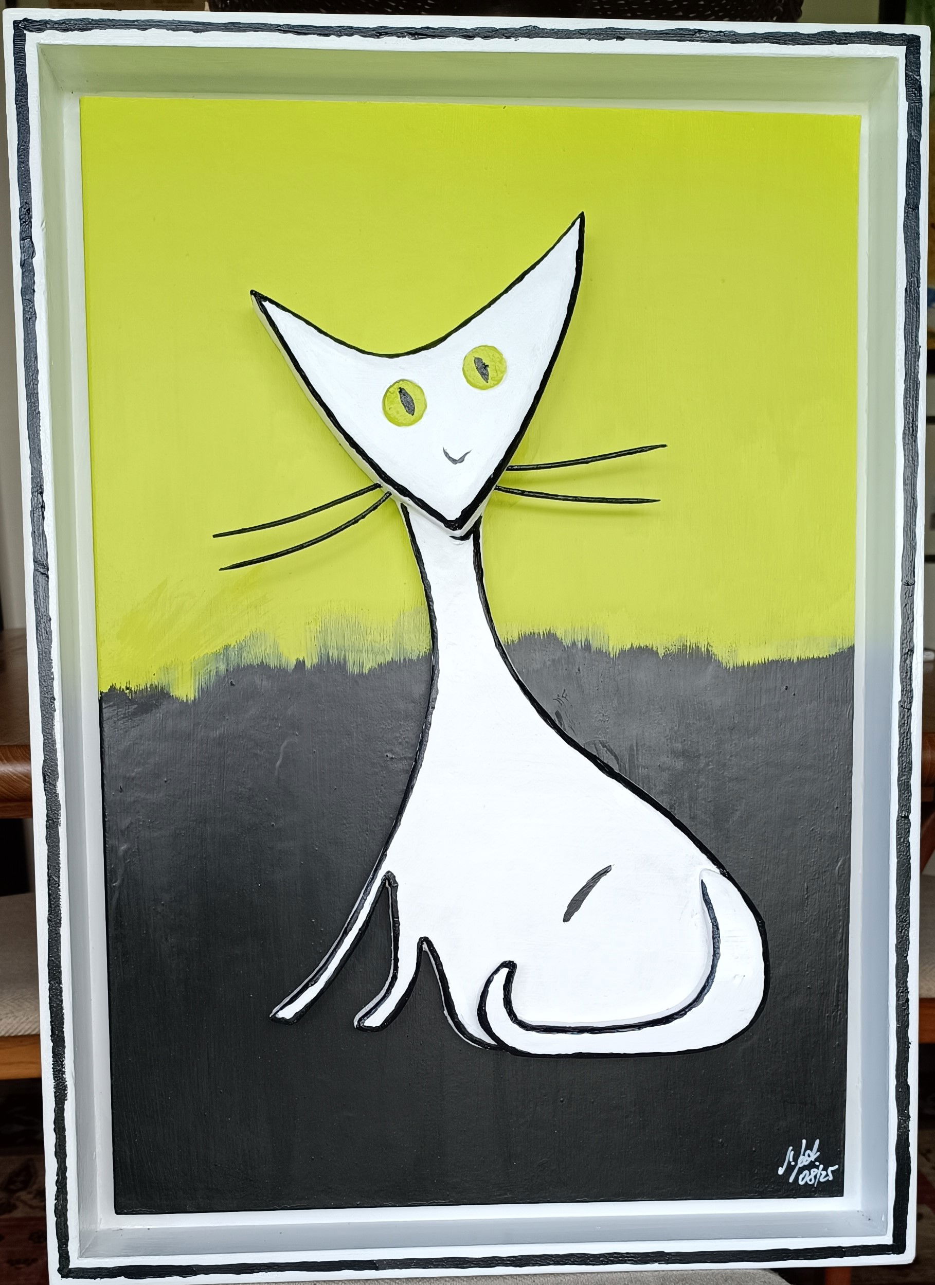 weiße Katze vor grün-schwarzem Hintergrund