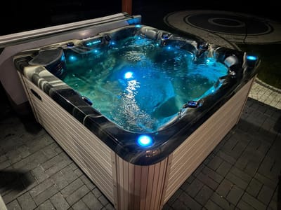 Wanny ogrodowe z hydromasażem jako sposób na relaks