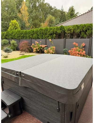 Jacuzzi ogrodowe w lecie na tarasie.