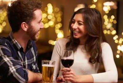 **8 דברים שאתה צריך לדעת על דייט מהסרטים, למה הדייט הזה עבד:**