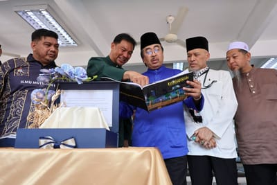 1184) JOHARI LANCAR BUKU SEJARAH SURAU ITTIFAQIYAH - UTUSAN MALAYSIA - 27/05/2026