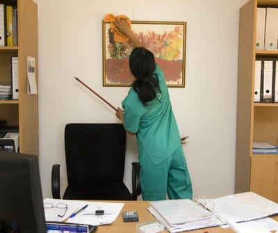 عاملات نظافة بالرياض