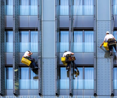Cleaning facades