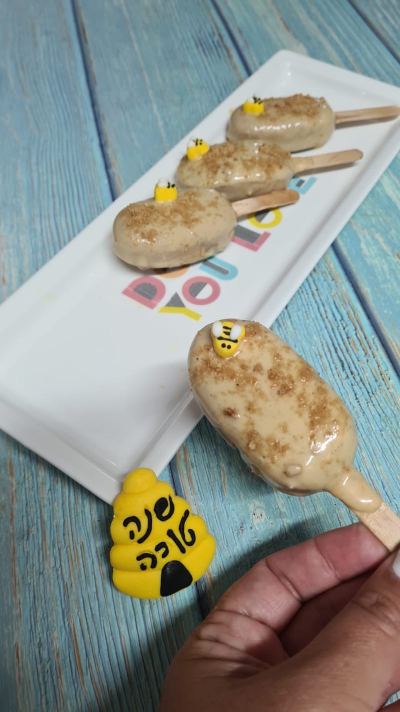קייק פופס דבש ובלונדיז/ בלה אהרונוביץ