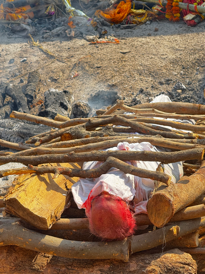 India: Manikarnika Ghat in Varanasi, India                            (Viewer discretion is advised.)