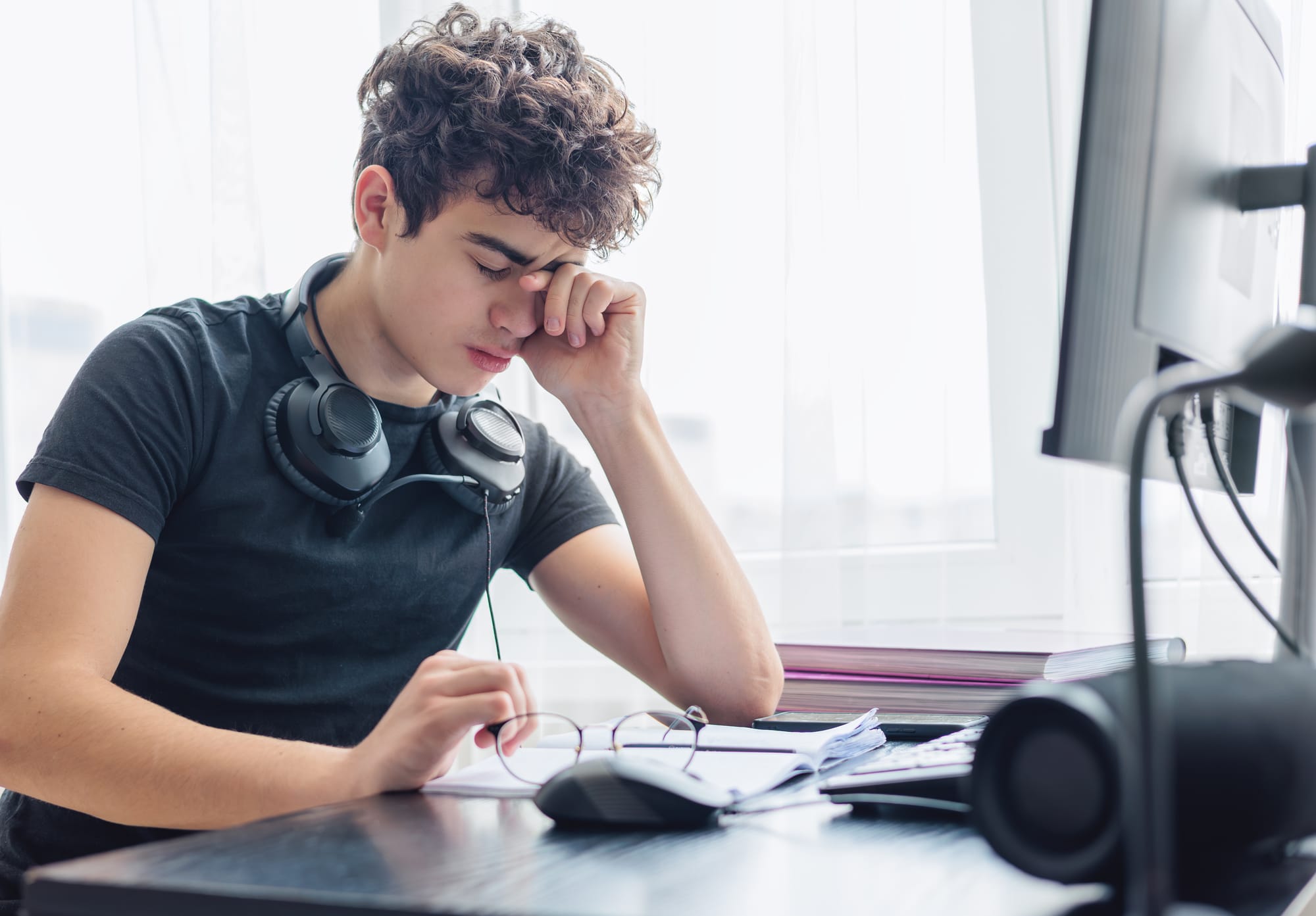 Mon adolescent garde tout pour lui : comment l’aider ?