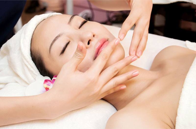 Massage mặt ở spa