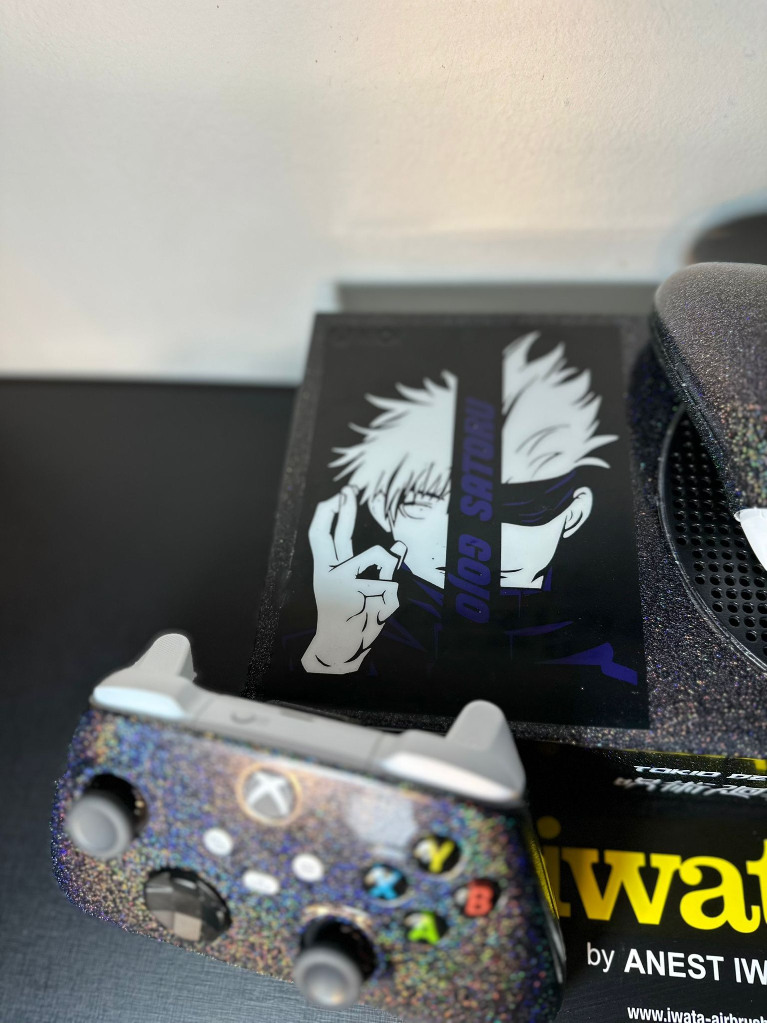 xbox series s personalizada color holografico y jujutsu kaisen satoru gojo