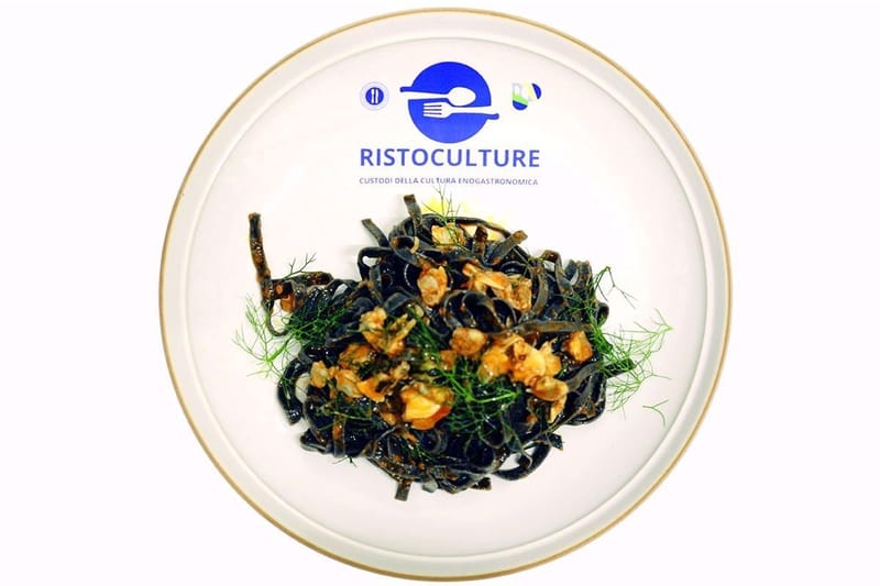 Fettuccine Nere con Vongole e Finocchio Selvatico