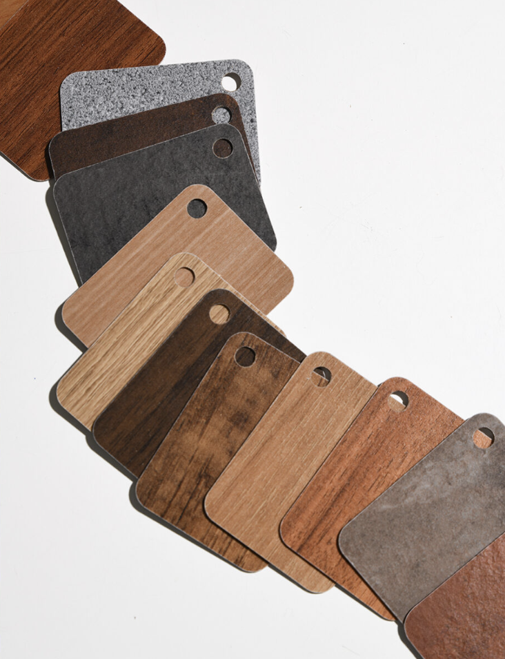 אנו שמחים להציג את הגוונים החדשים מבית Abet Laminati, במגוון עשיר של גוונים מיוחדים שכוללים טקסטורות עץ, דמויות חלודה וכמובן צבעים טבעיים. אנו מזמינים אתכם לבוא ולהתפעל מהמבחר המרהיב של גוונים שיש לנו להציע, עם לוחות HPL המיועדים לשימוש חיצוני.