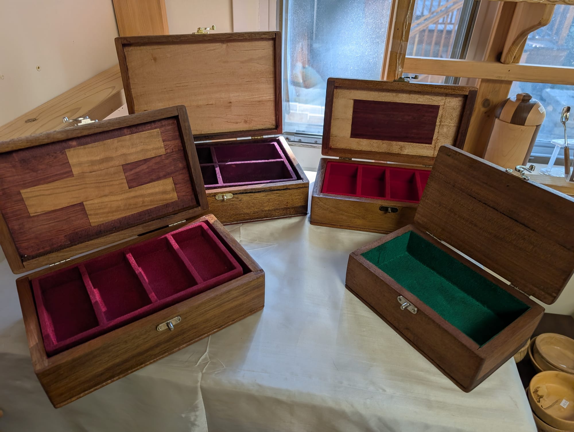 Jewelry box with removable tray (picture 1 of 2)