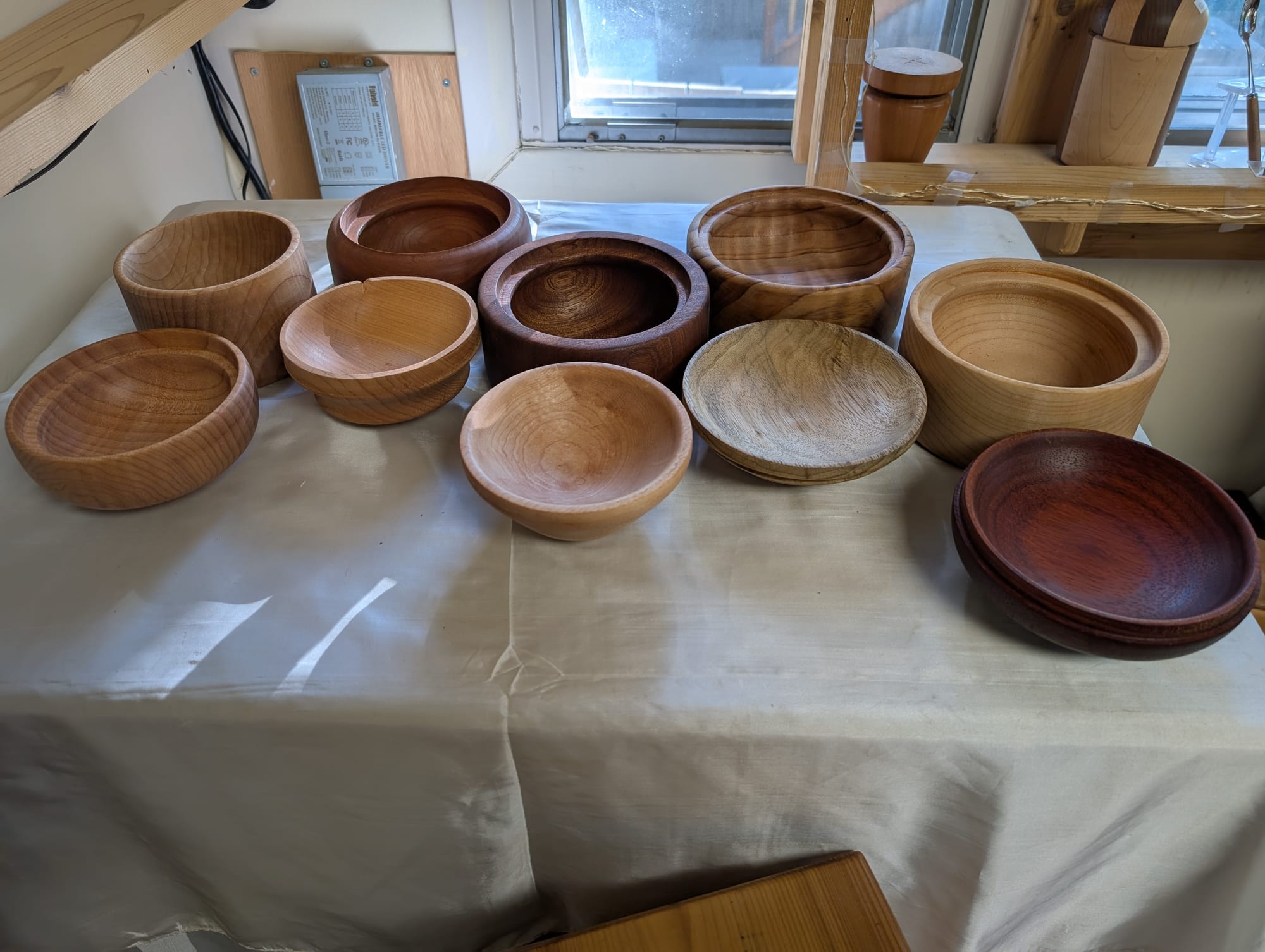 Bowls with lids (open) picture 2 of 2
