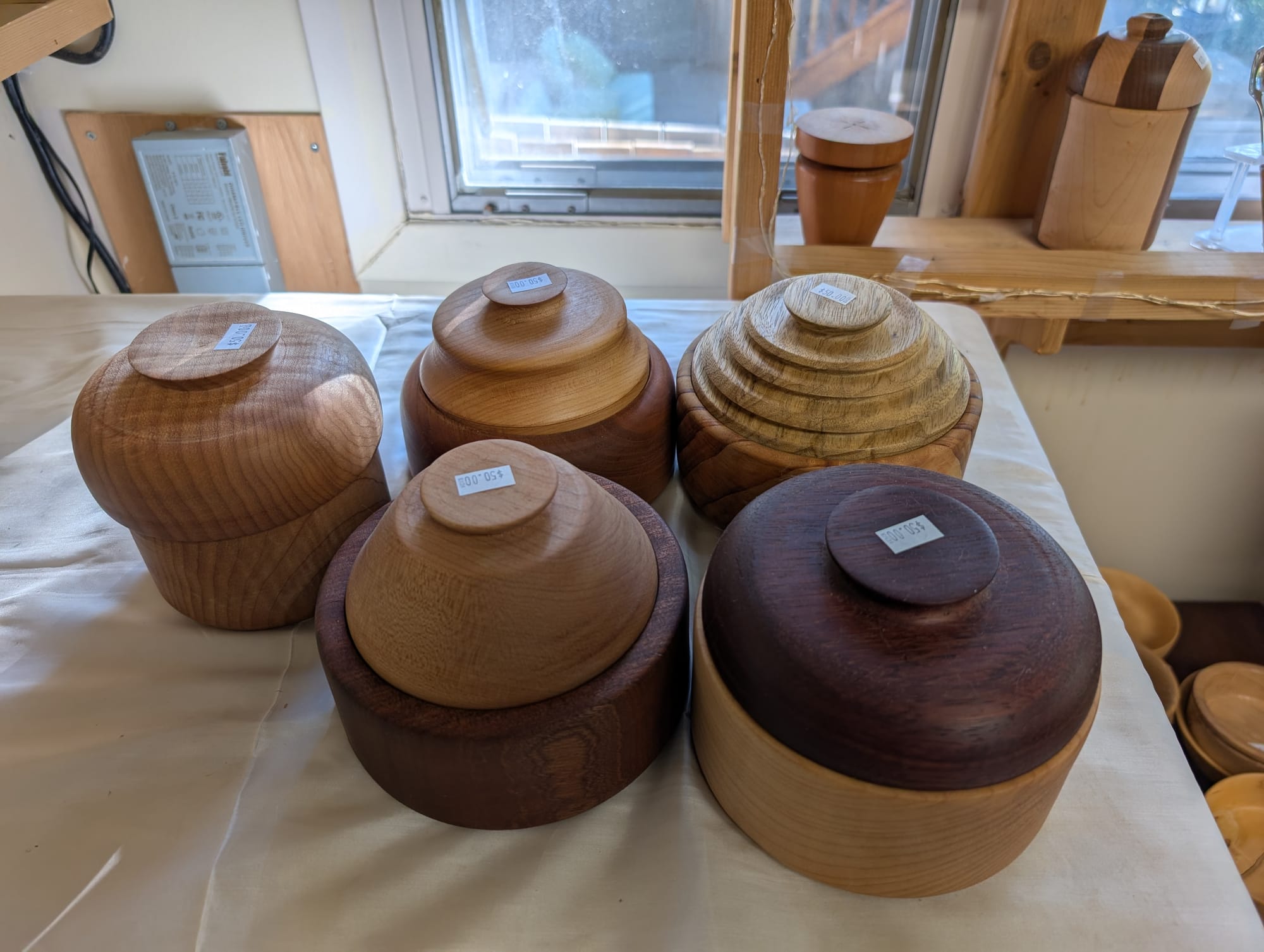 Bowls with lids (closed) picture 1 of 2