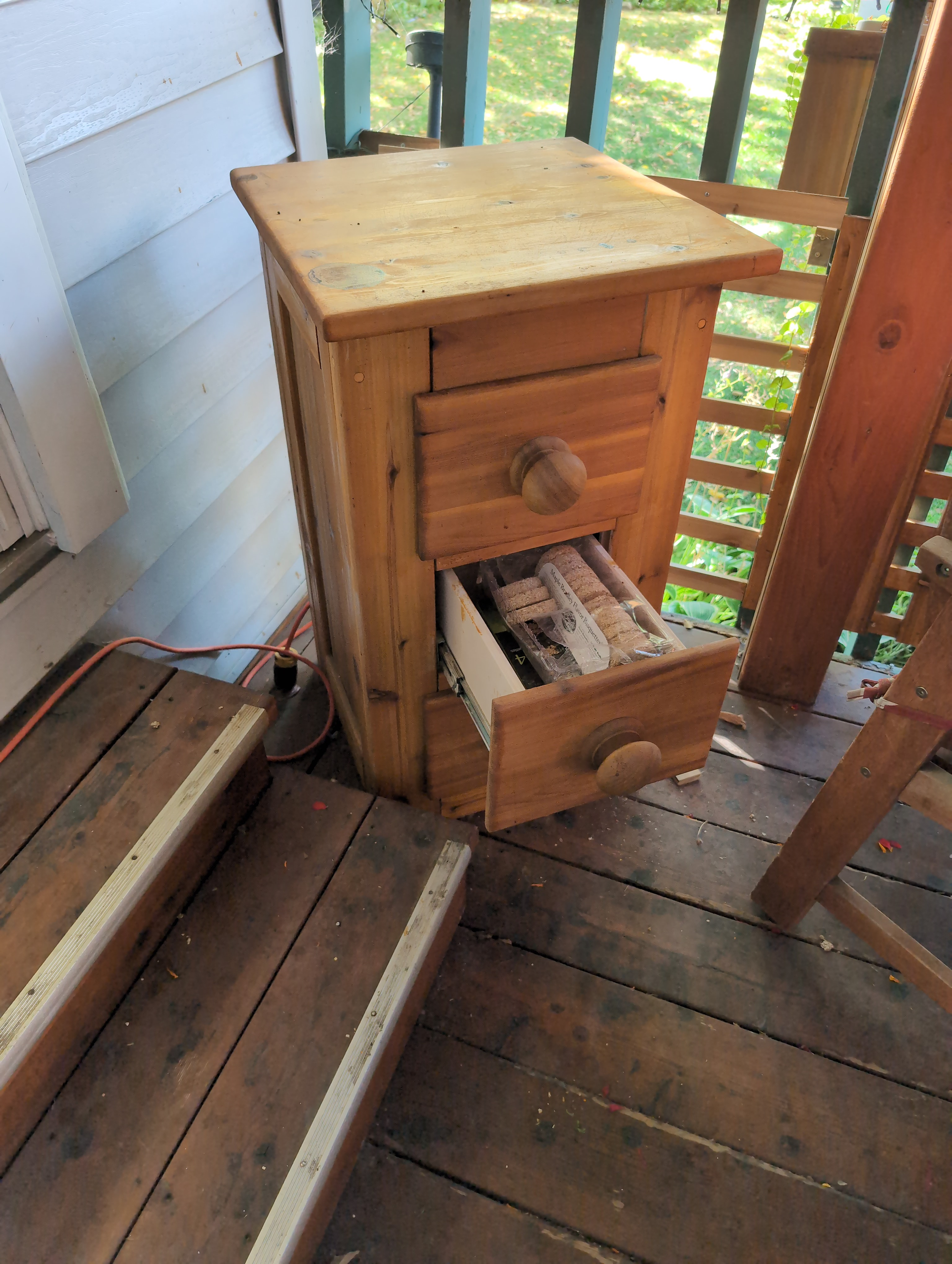 outdoor 3 draw table (picture 2 of 2)