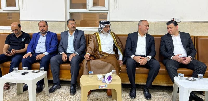 أمين محافظة ديالى الأستاذ قاسم المعموري يقدم واجب العزاء إلى الأستاذ عدلي محمد مسؤول مكتب حزب تقدم في المحافظة لوفاة ابن عمه