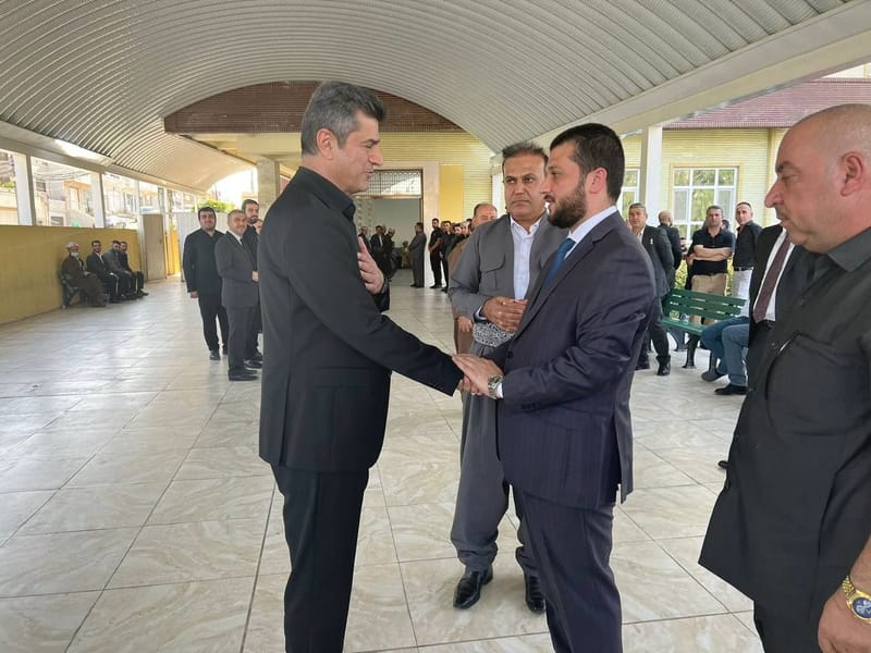 في محافظة دهوك.. مسؤول مكتب إقليم كردستان الأستاذ صباح الصالحي يقدم واجب العزاء لمحافظها الدكتور علي تتر بوفاة أخيه الحقوقي ( ريدير تتر ) والذي وافته المنيّة خارج العراق، ناقلاً تعازي ومواساة سماحة السيد الحكيم دام عزه.