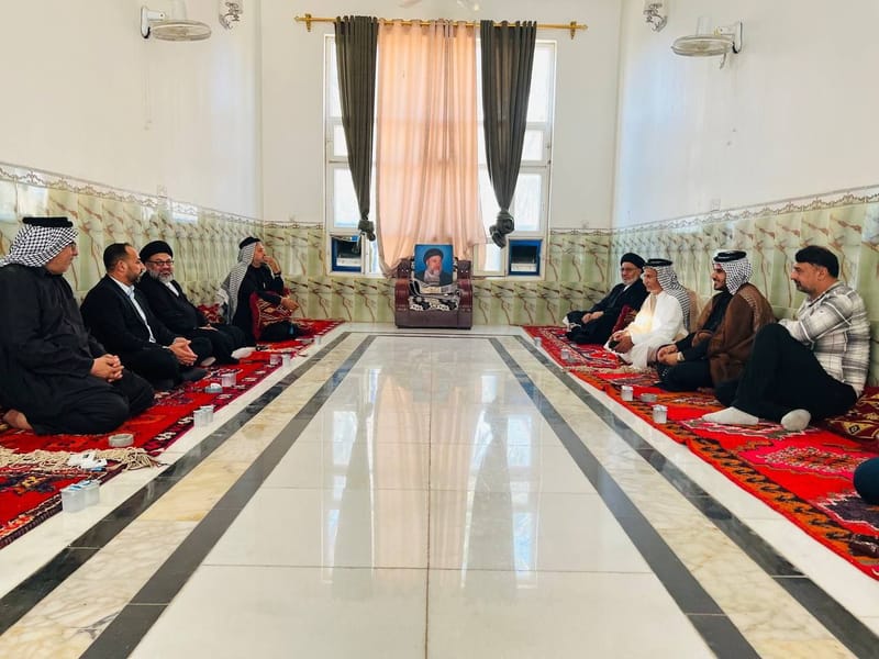 وفد سماحة السيد الحكيم المتمثل بالسيد قاسم الموسوي عضو المكتب السياسي والسيد حسين أبو رغيف والسيد محمد المشكور أمين التيار في محافظة الديوانية والأستاذ أحمد الحمداوي المساعد التنظيمي وعدد من قيادات المحافظة يقدمون التعازي والمواساة إلى السيد قاسم الكفائي عضو الأمانة التنفيذية بوفاة شقيقته.