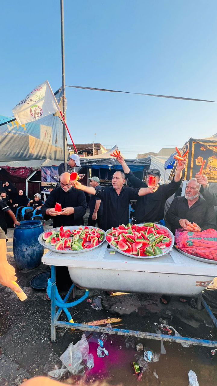 موكب شيخ الانصار يواصل تقديم الطعام والمنام وكل وسائل الراحة للزائرين في كربلاء المقدسة.