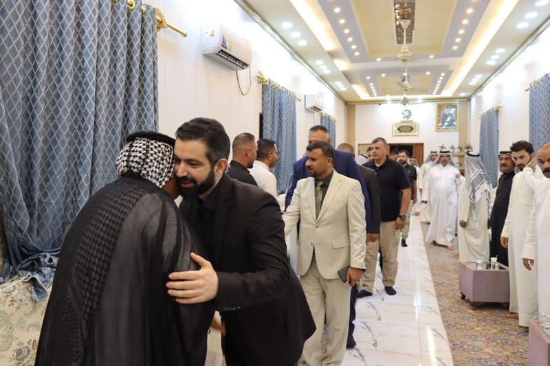 اثناء زيارته لمحافظة #المثنى 
الدكتور محمد حسام الحسيني و الوفد القيادي المرافق له يلتقون بقادة الحكمة في المحافظة و عدداً من وجهاء و شيوخ العشائر الأصيلة في المحافظة.