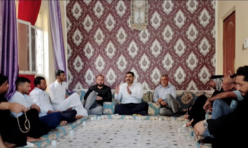 لليوم الثاني على التوالي وضمن سلسلة اللقاءات الميدانية في محافظة ذي قار.. مسؤول تنظيمات الجنوب السيد قصي الموسوي يلتقي جمعاً من مسؤولي المناطق في قضاء الدواية، حيث تم التحاور والنقاش حول كل مايتعلق بتطورات الواقع التنظيمي والسياسي والخدمي.