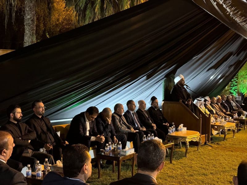 جانب من حضور سماحة السيد الحكيم مع وفد من أعضاء المكتب السياسي في مجلس العزاء الذي أقامه الدكتور حيدر العبادي بمناسبة ذكرى رحيل النبي الأكرم محمد صلى الله عليه و آله.