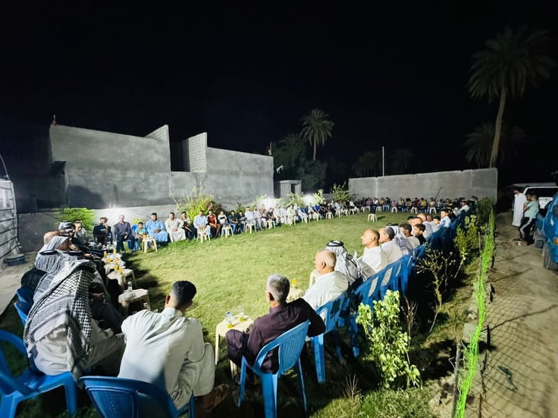 جانب من لقاء مسؤول تنظيمات بابل الأستاذ رياض عداي مع جمع من أهالي منطقة كوام عبد الله التابعة إلى ناحية الكفل.