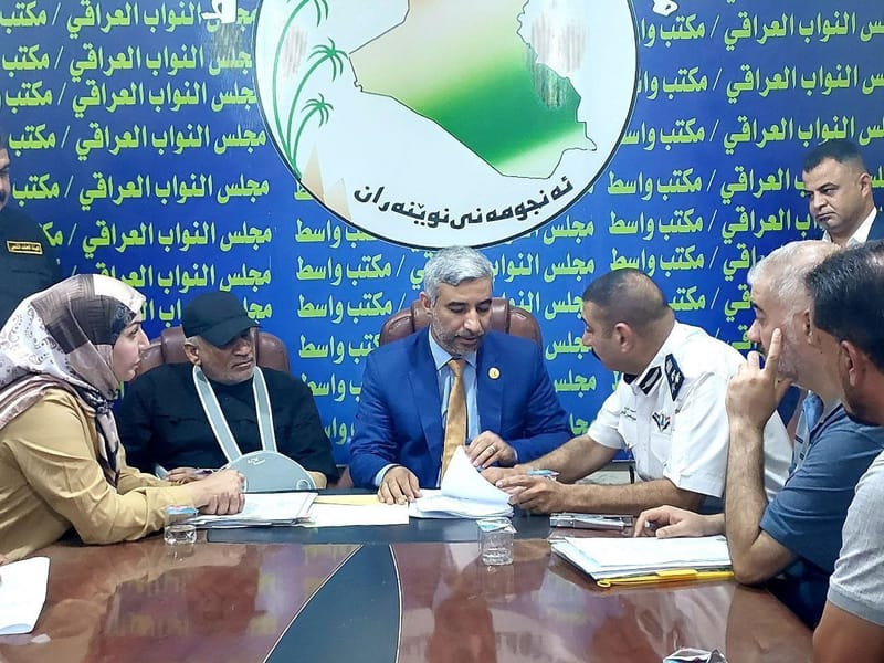 النائب عن كتلة الحكمة النيابية عن محافظة واسط الأستاذ علي غركان الدلفي يواصل استقباله لأبناء المحافظة لغرض السعي إلى حل مشاكلهم لدى الوزارات ودوائر الدولة.