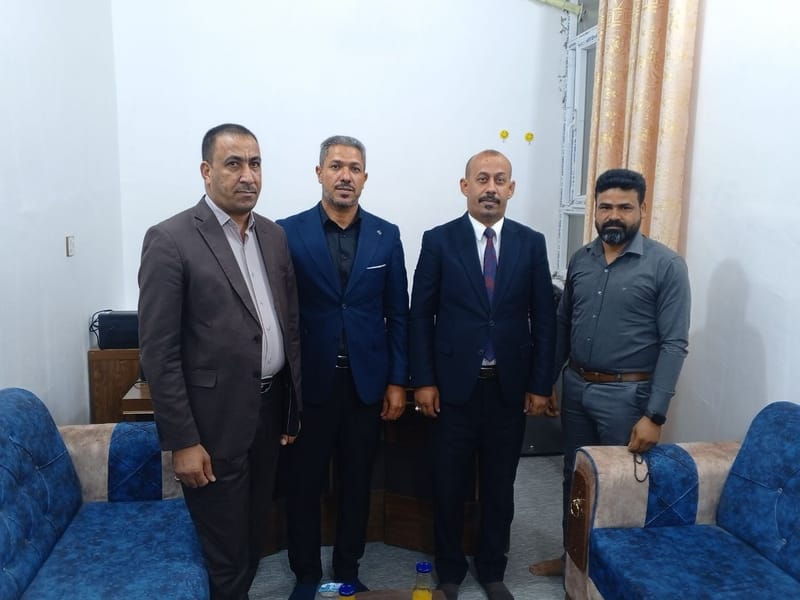 مسؤول دائرة الهندية والحسينية في كربلاء المقدسة الأستاذ أبوباقر الجليحاوي وبرفقة عضو الأمانة التنفيذية مسؤول مكتب العلاقات الوطنية في كربلاء المقدسة الأستاذ مهدي الگريطي خلال زيارة الى مكتب الحركة الأسلامية في كربلاء (جند الأمام) حيث تم اللقاء بمسؤول تنظيمات الحركة في المحافظة الأستاذ أمين الأسدي.