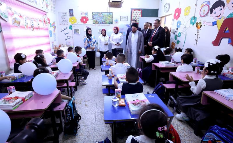 في اليوم الدراسي الأول من العام الدراسي الجديد زار السيد عمار الحكيم عدد من المدارس بجانب الكرخ في بغداد وبارك لهم إنطلاق العام الدراسي ودعونا الطلبة لأن يكونوا نافعين لأنفسهم وعوائلهم وبلادهم .